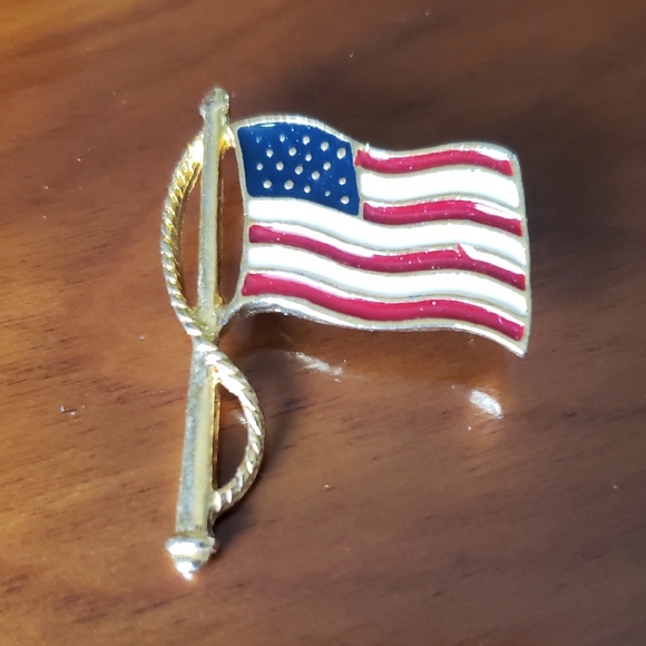 Vintage American Flag Brooch USA Flag Brooch Waving American Flag Pin Patriotic. - Picture 1 of 6